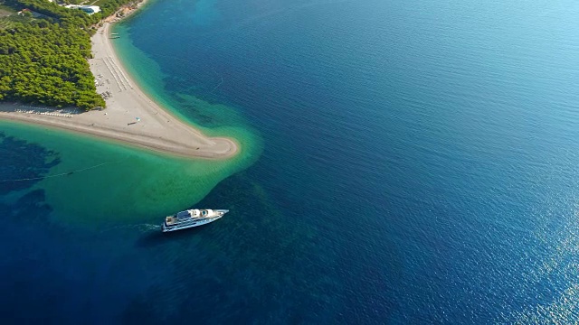 鸟瞰图宁静，阳光明媚的风景海滩和蓝色的海洋，波尔兹拉特尼鼠，布拉克岛，克罗地亚视频素材