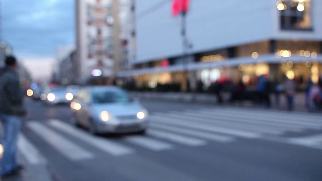 行人在斑马线处过马路。路过的人。视频素材