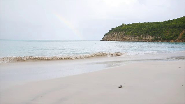 田园诗般的热带海滩，白色的沙子，蓝绿色的海水和蓝色的天空视频素材