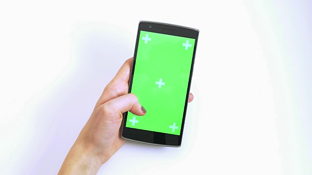 Woman Hand Scrolling On Green Screen Smart Phone With tracker On White Background女人的手滚动在绿色屏幕智能手机与跟踪在白色的背景视频素材