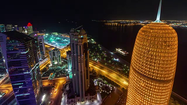 夜晚照亮多哈城市屋顶市中心全景4k时间流逝卡塔尔视频素材