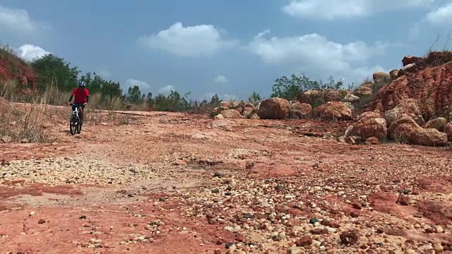 在土路上极限山地自行车视频素材