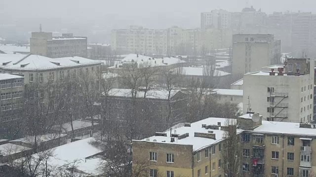 城市里降雪的慢动作。冬天好背景。冬天视频素材