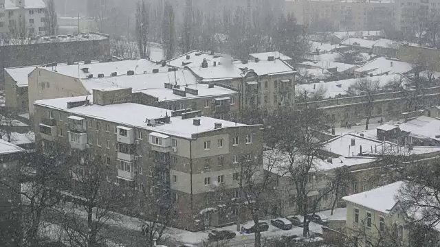 城市里降雪的慢动作。冬天好背景。冬天视频素材