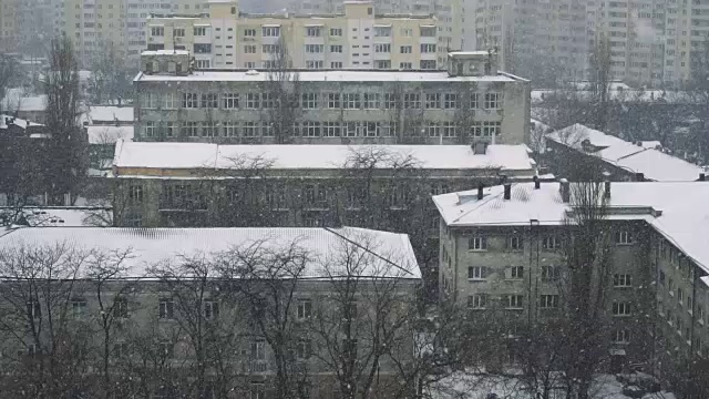 城市里降雪的慢动作。冬天好背景。冬天视频素材