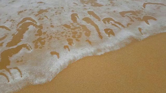 4 k。海浪越过沙滩，热带夏季海滩假日背景镜头视频素材