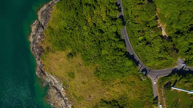 晴天普吉岛交通海岸线公路空中向下观看4k时间推移泰国视频素材