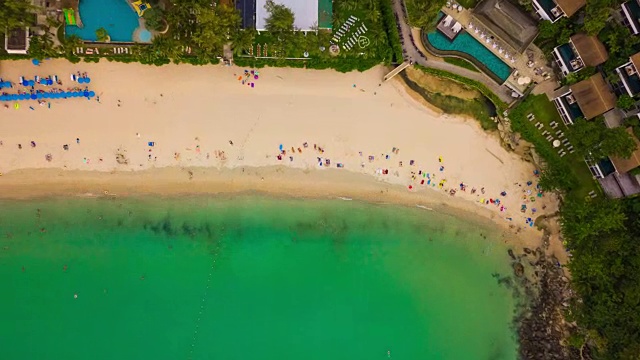 阳光明媚的一天普吉岛著名的酒店卡塔诺伊海滩空中俯瞰4k时间推移泰国视频素材