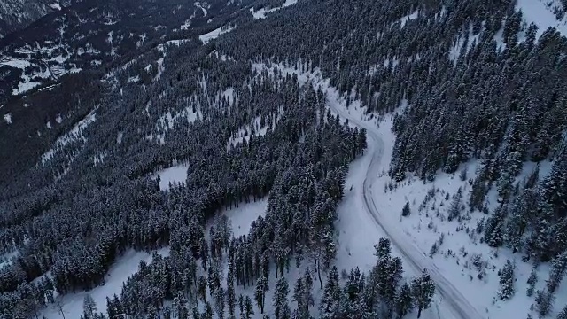 无人机在山区冬季公路上空飞行视频素材