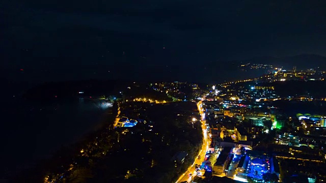 夜晚灯火通明的普吉岛海滩交通道路空中全景4k时间推移泰国视频素材