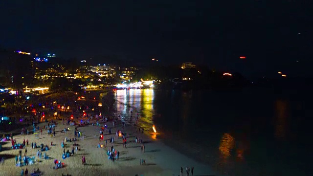 夜晚灯火通明的普吉岛海滩拥挤的假期空中全景4k时间推移泰国视频素材