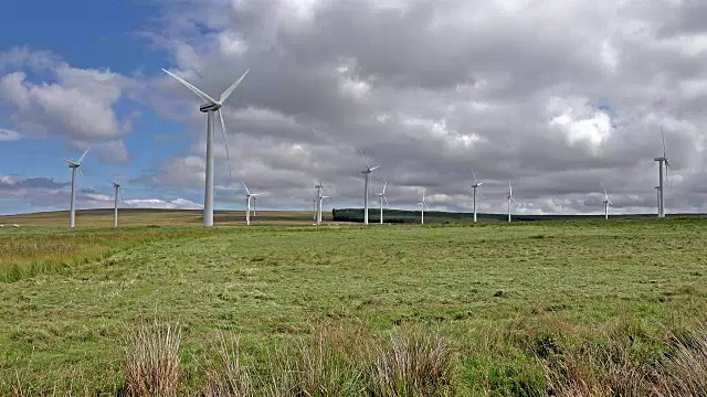 苏格兰田野里的风力涡轮机视频素材