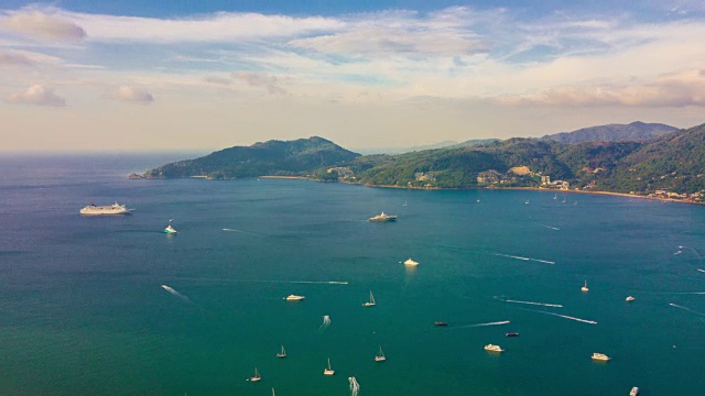 阳光明媚的一天普吉岛巴东海滩水上交通空中全景图，4k时间推移泰国视频素材