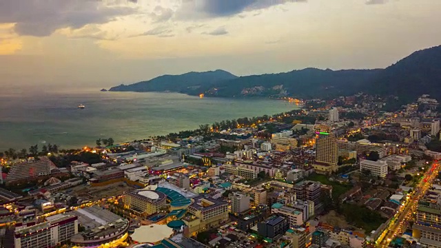 日落之夜照亮普吉岛著名的巴东镇空中全景，4k时间跨度的泰国视频素材