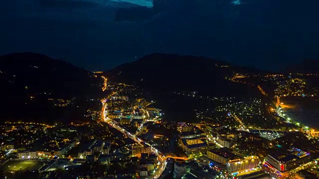 夜晚照亮普吉岛著名的巴东镇交通空中全景，4k时间跨度的泰国视频素材