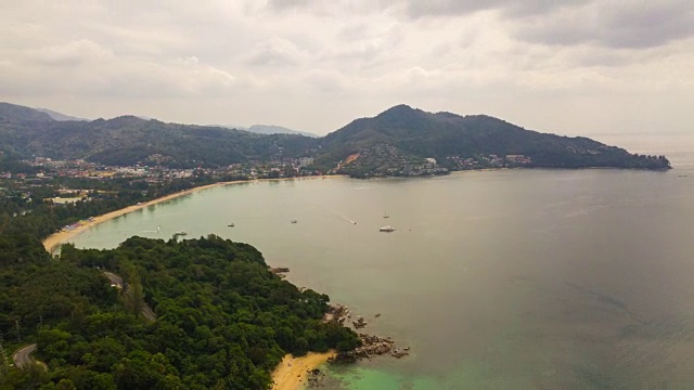 多云的日子普吉岛著名的海滩线航空全景图4k时间推移泰国视频素材