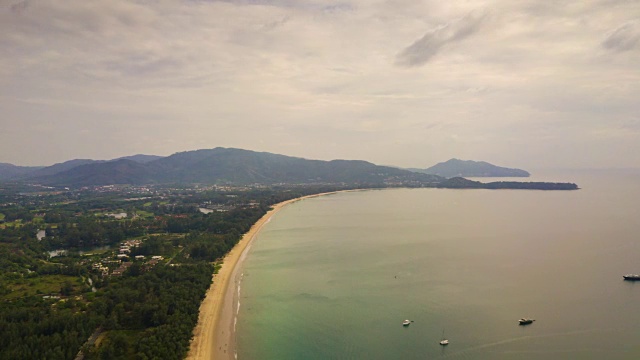 多云的日子普吉岛著名的海滩线航空全景图4k时间推移泰国视频素材