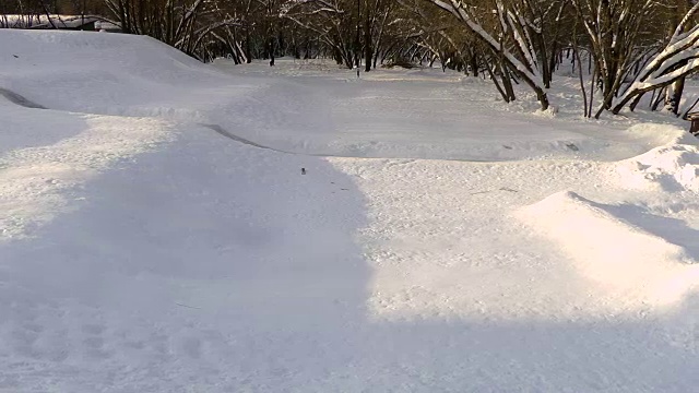 被阳光背光照亮的积雪的冬天视频下载