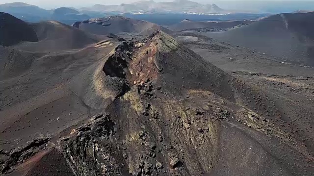 塔曼法亚国家公园附近的火山山谷的航空全景图，兰萨罗特，加那利群岛，西班牙视频素材