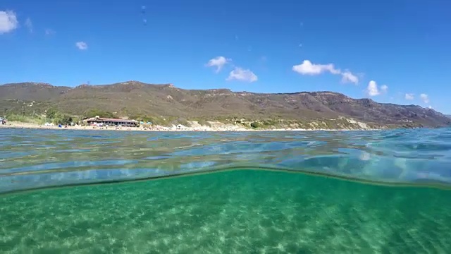 拆分水下视图在阿尔盖罗绿松石海。意大利撒丁岛视频素材