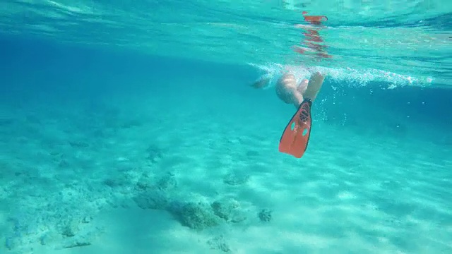 女士浮潜在蓝色的海洋水下视频素材