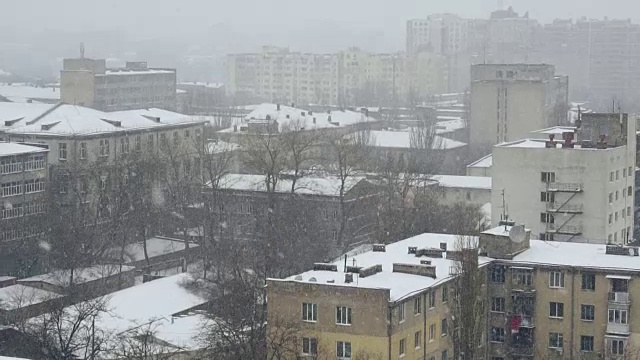 城市里降雪的慢动作。冬天好背景。冬天视频素材