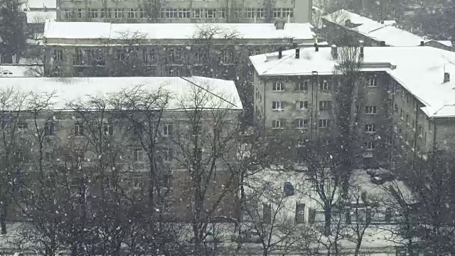 城市里降雪的慢动作。冬天好背景。冬天视频素材