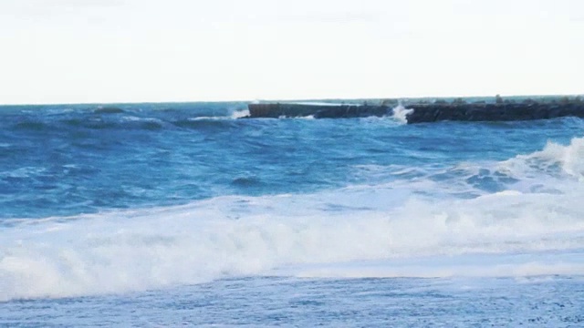 海浪在海滩上奔腾视频素材