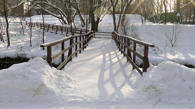 木桥，路穿过公园，雪视频素材