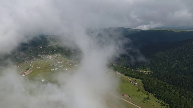 鸟瞰图上的小村庄在雾山特拉布宗在土耳其。视频素材