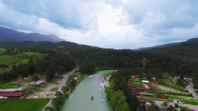 从上往下看，快速流动的河流与激流被松树林包围。在安塔利亚视频素材