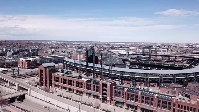 一架无人机在科罗拉多州丹佛市Coors Field上空盘旋视频素材