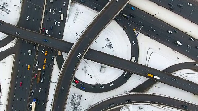 鸟瞰图中繁忙的道路。视频素材