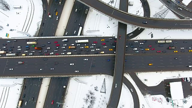 一个高角度拍摄的道路与许多汽车。视频素材