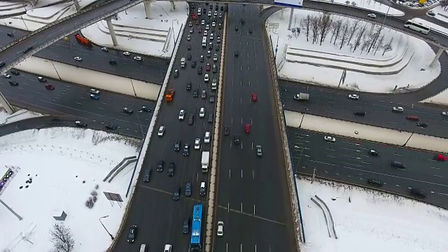 在另一条道路之上的十车道公路桥。视频素材