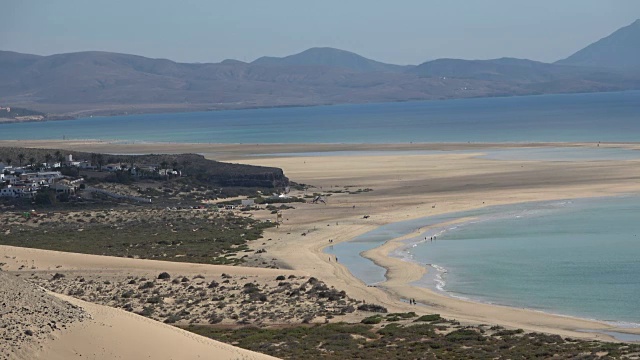 Sotavento美丽海滩上的泻湖，Jandia自然公园，fuerteventura, 4K视频素材