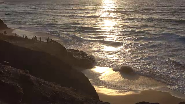 日落时分沙滩上的波浪，La Pared, fuerteventura视频素材