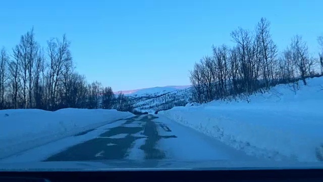 在挪威北部Senja岛的结冰道路上驾驶视频素材