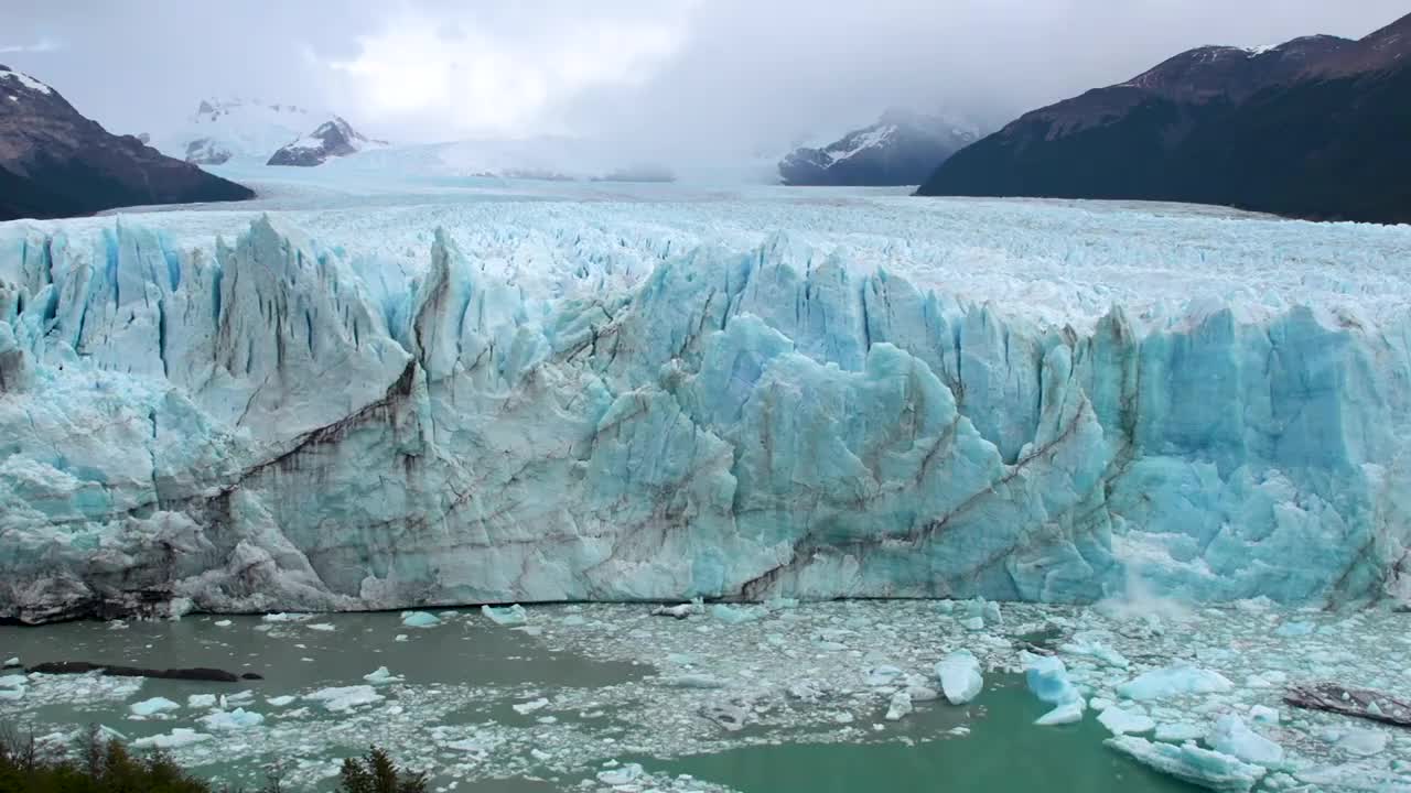 巴塔哥尼亚GLACIAR。莫雷诺测量员，冰掉下来了视频素材