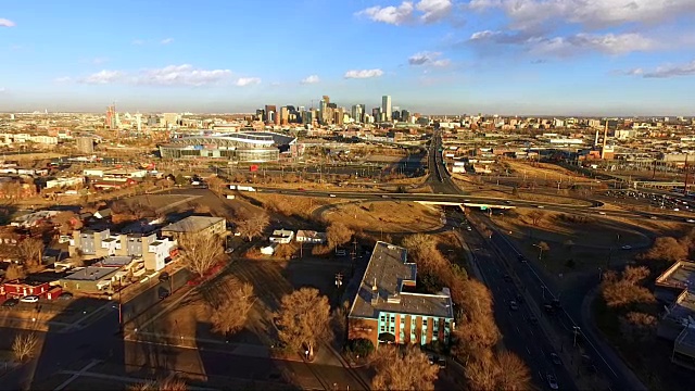 傍晚郊区丹佛科罗拉多市区天际线高速公路视频素材