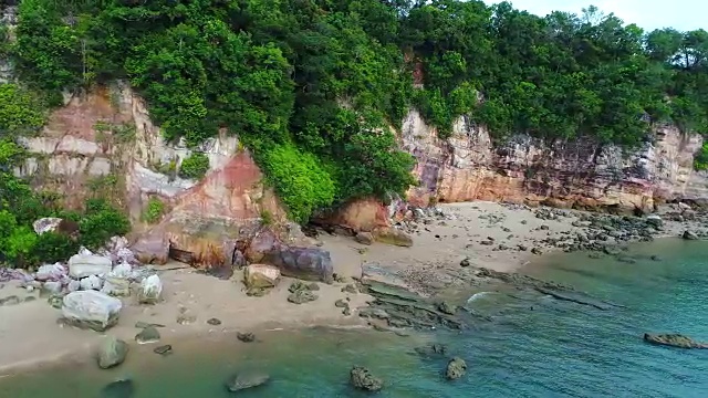 4k海滩与岩石美丽的岛屿在俯视图，海景摄影多莉相机由无人机。视频素材