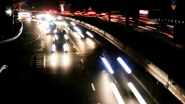 公路交通车辆在夜间的时间流逝视频素材