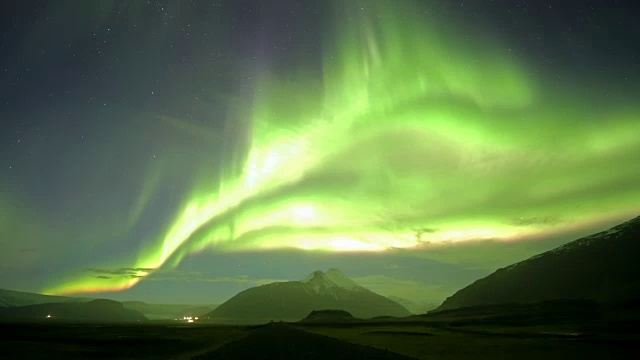 冰岛夜空中的北极光(极光)或北极光视频素材