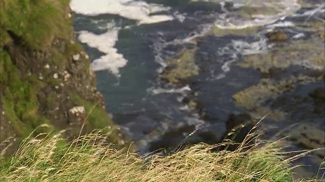 小波浪拍打着悬崖视频素材