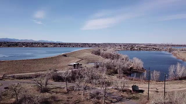 一架无人机沿着南普拉特水库前往科罗拉多州利特顿的鹰望湖视频素材