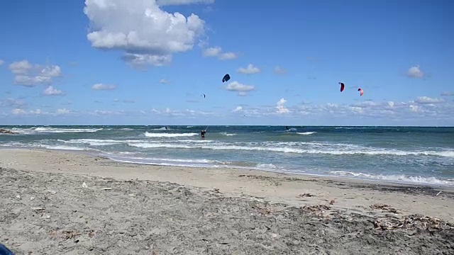 许多风筝冲浪者在刮风的日子活动视频素材