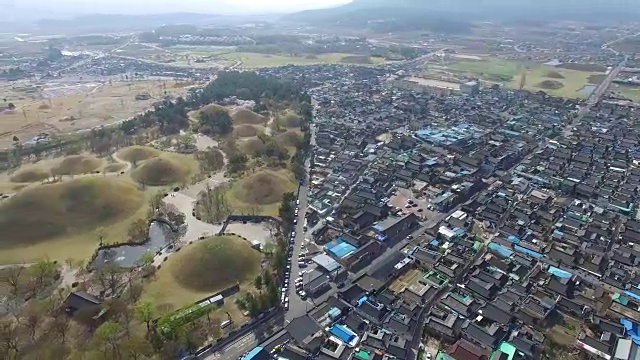 亚洲，韩国，庆州，大陵园古代国王墓的春天视频素材