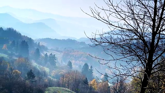 秋天雾蒙蒙的山脉风景斯洛伐克视频素材