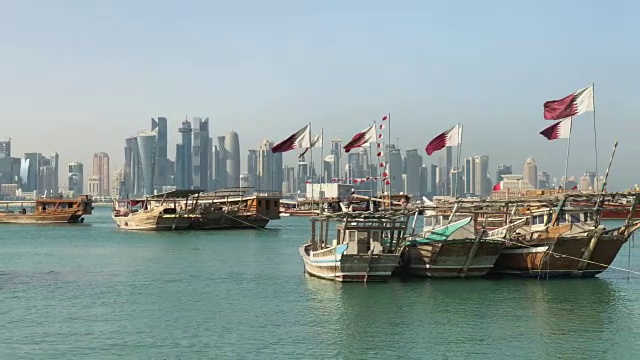 卡塔尔多哈老港口的全景，以西海湾天际线为背景。现代摩天大楼的背景和老船传统的前景。视频素材