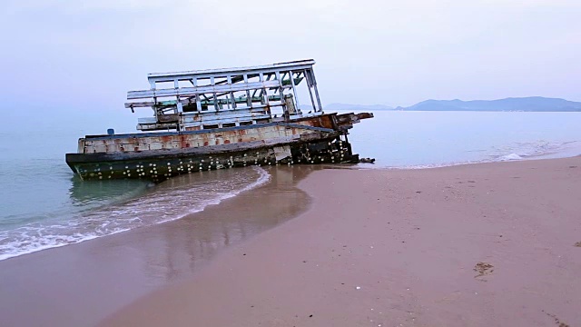 海滩上的破船视频素材